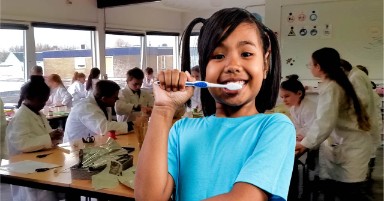 Hemlab TalentenLab workshop maak je eigen tandpasta meisje met tandpasta