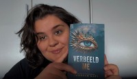 Is met het boek Versplinter me in haar handen